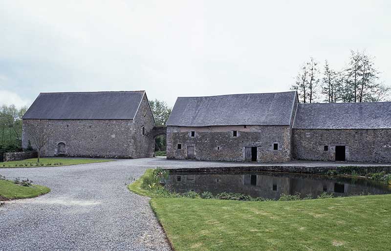 Etables et pressoir, façades antérieures, vue prise du nord.