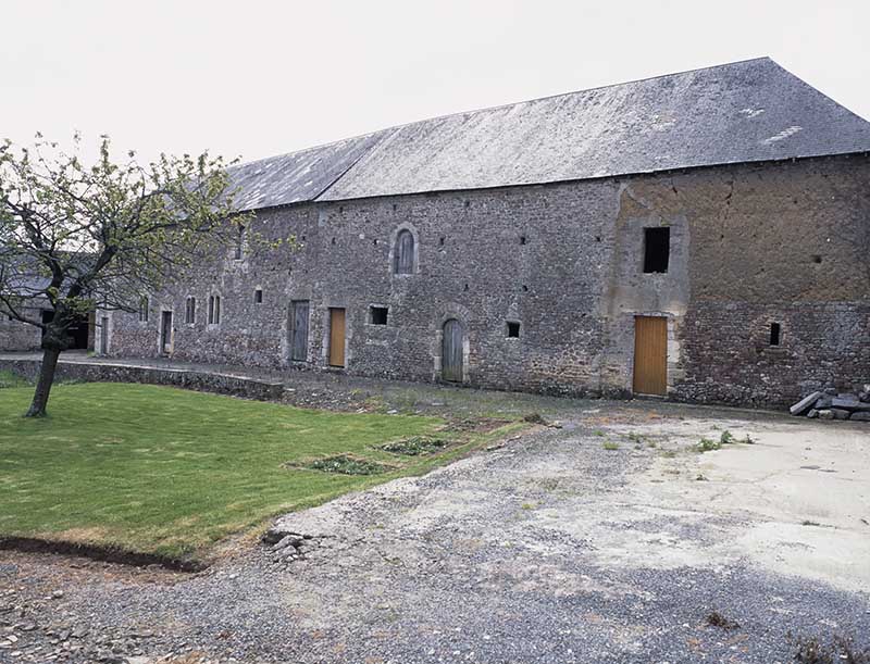 Ecuries, façade antérieure, vue prise du nord-est.