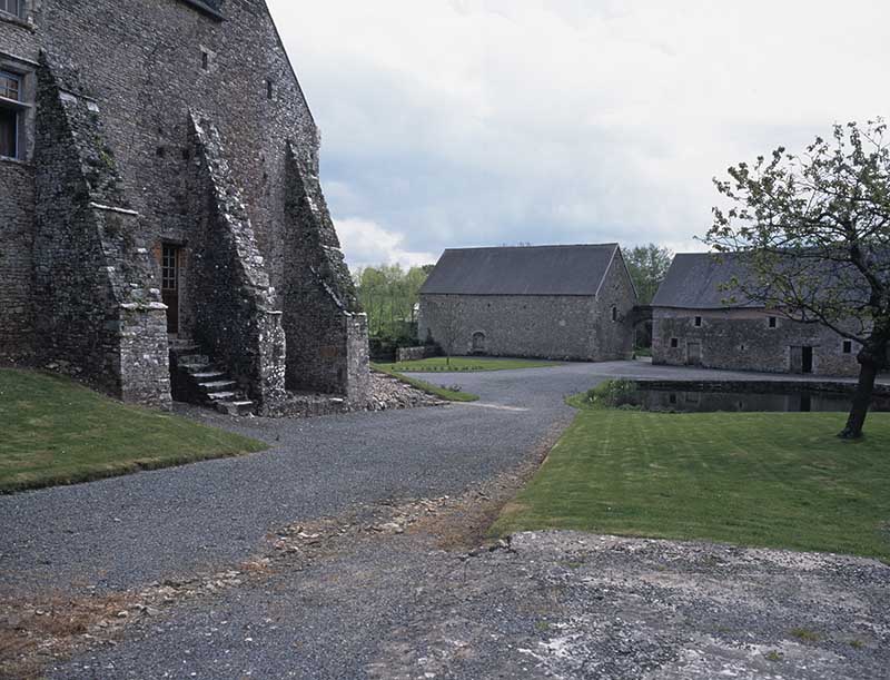 Logis, porche et étables, vue d'ensemble prise du nord-ouest.