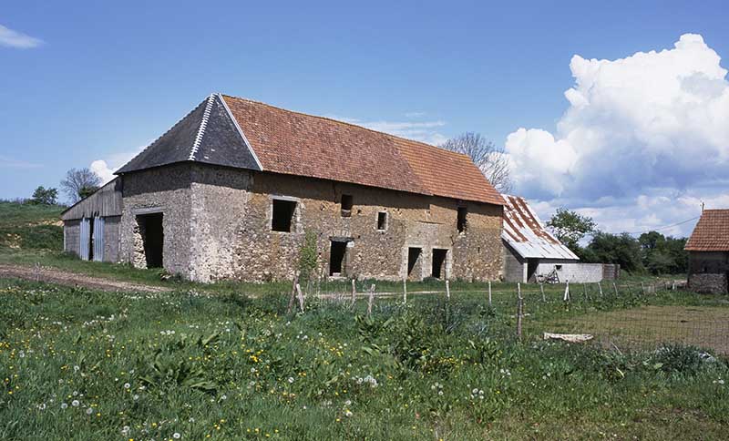 Etable, façade antérieure, vue prise du sud-ouest.