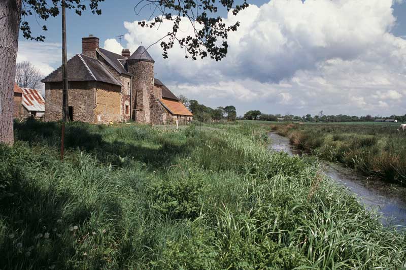 Les Mares. Manoir. Resserre, logis et étable, façades postérieures, vue prise du sud-ouest. ; Resserre, logis et étable, façades postérieures, vue prise du sud-ouest.