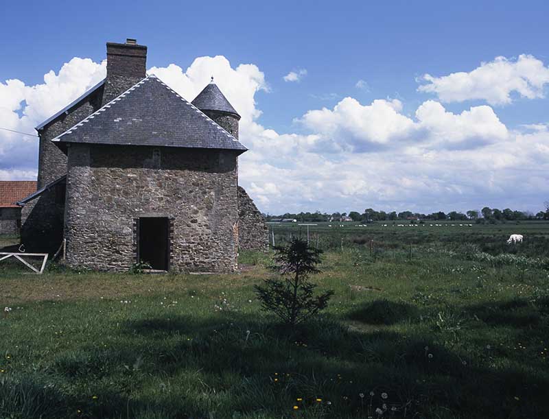 Resserre et logis, pignon ouest, vue prise de l'ouest.