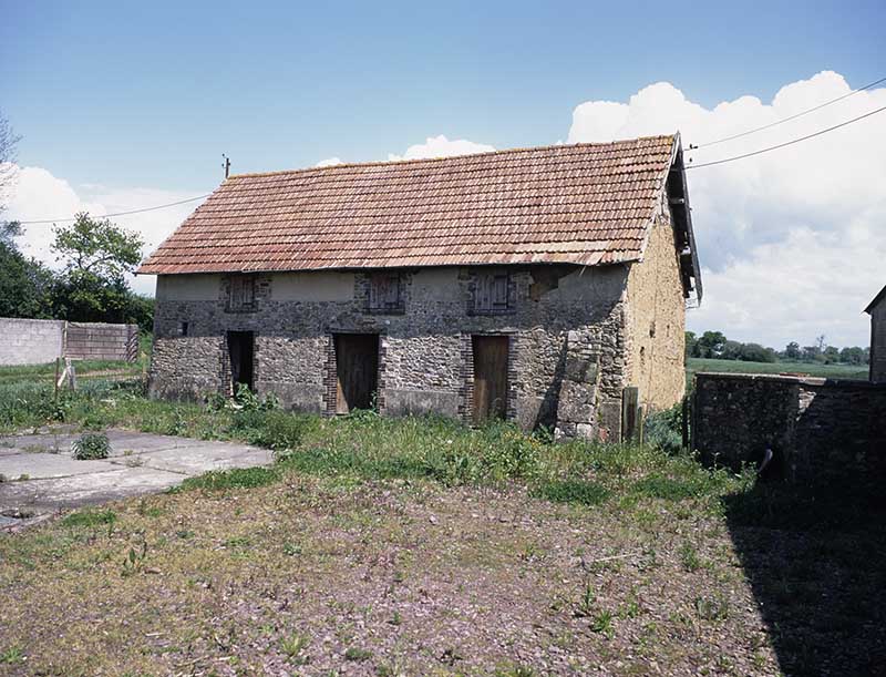 Toit à porcs, façade antérieure, vue prise de l'ouest.