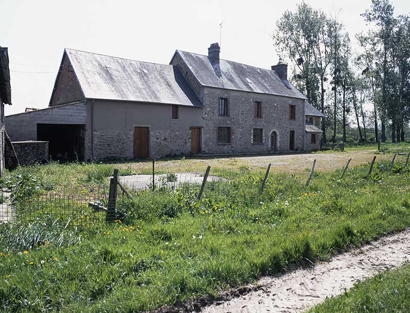 Resserre, logis et étable, façades antérieures, vue prise du nord-est.