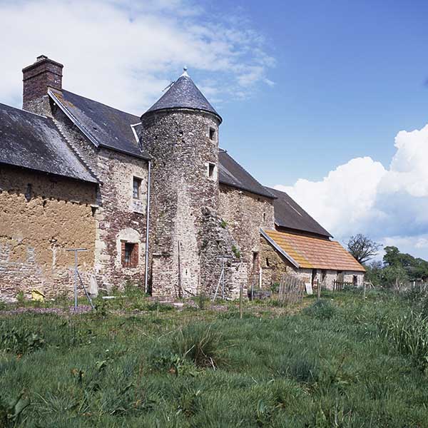 Logis, façade postérieure, vue prise du sud-ouest.