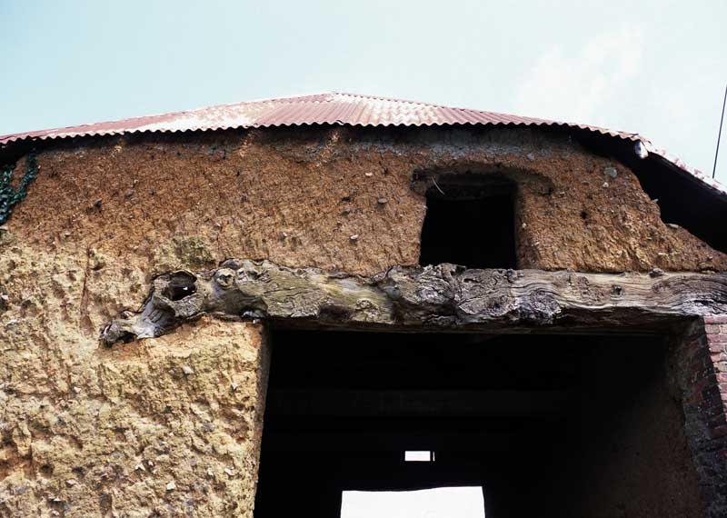 Charretterie, détail : linteau, vue prise de l'ouest.