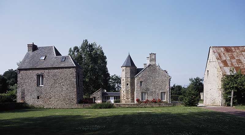 Logis et cellier, vue prise du sud.