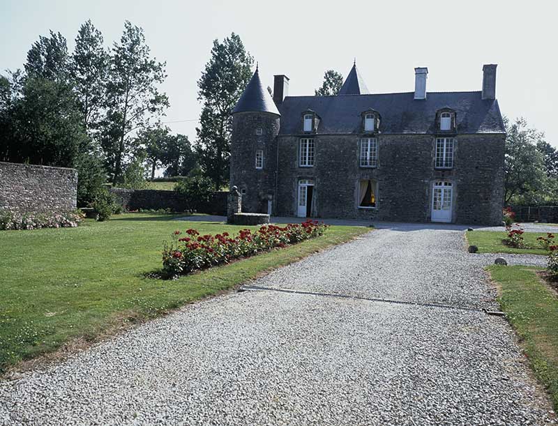Logis, façade antérieure, prise de l'ouest.