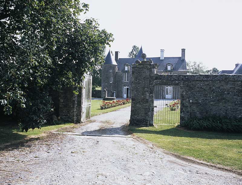 Portail et logis, façade antérieure, prise de l'ouest.