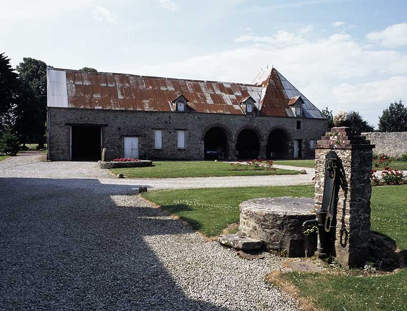 Fontaine, étable, charretterie et pressoir, façade antérieure prise du nord.
