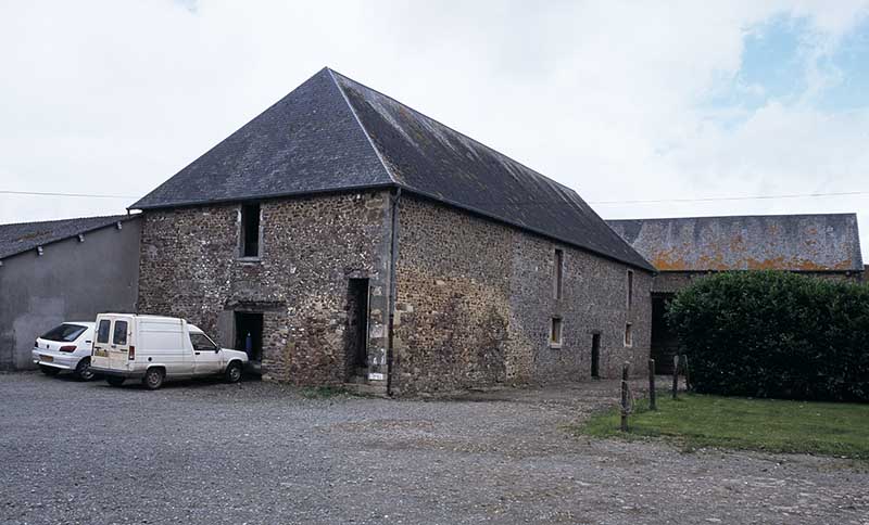 Etable, façade antérieure, vue prise de l'est.