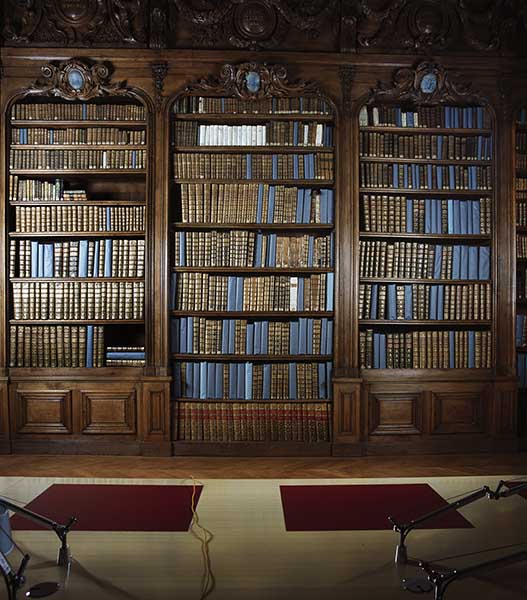 Etagère - bibliothèque de la salle de lecture du 1er étage.