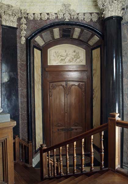 Vue intérieure : montée d'escalier, détail des décors.