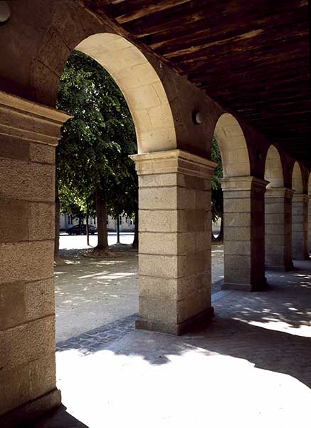 Corps de logis des jésuites, actuellement médiathèque. Détail de l'élévation sur cour.