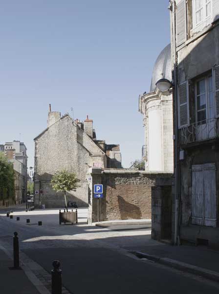 Vue de situation : la rue du Collège, ancienne rue du Marché-aux-Porcs. Vue prise du nord.