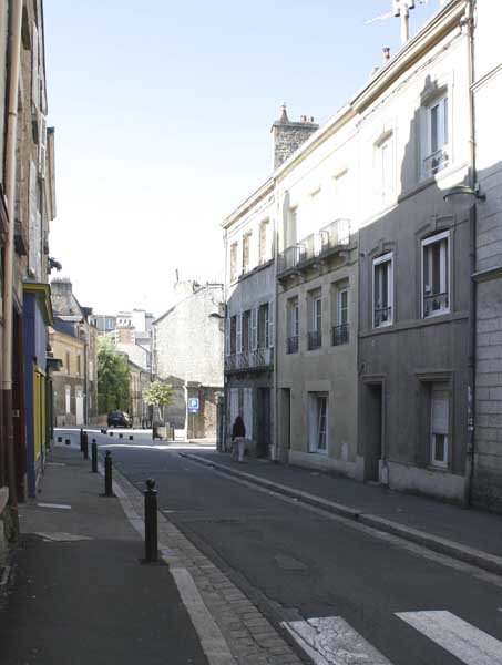 Vue de situation : la rue du Collège, ancienne rue du Marché-aux-Porcs. Vue prise du nord.