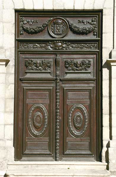 Vantaux de la porte de l'ancienne façade orientale avec les armes de la ville d'Alençon.