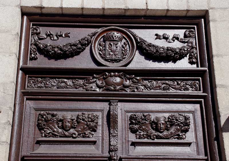 Détail des vantaux de la porte de l'ancienne façade orientale avec les armes de la ville d'Alençon.