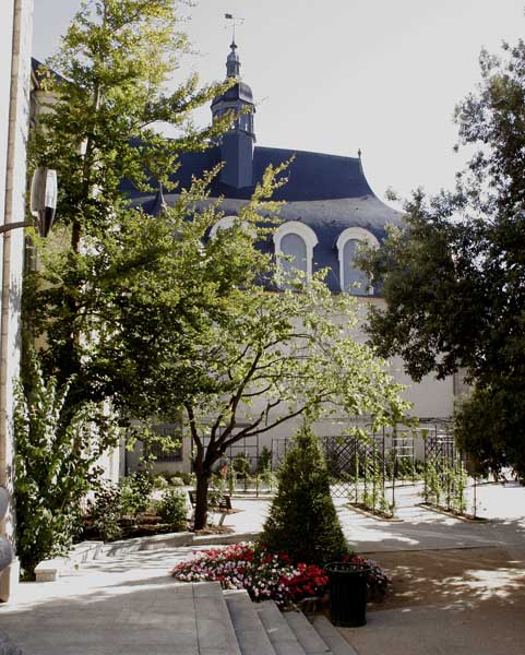 L'église et le nouveau square. Vue prise du sud.