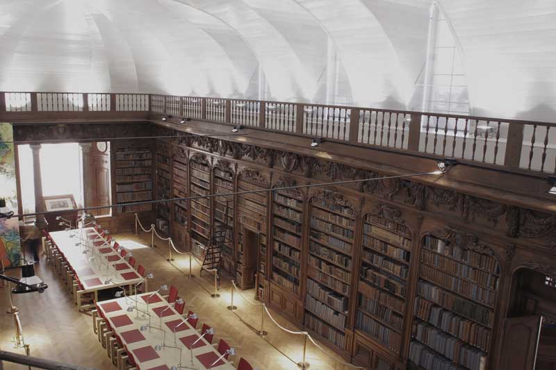 La salle de lecture du second niveau, vue depuis la galerie.