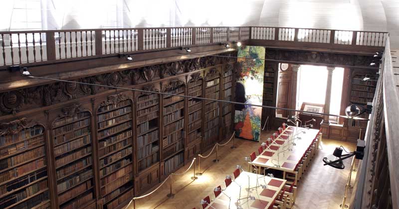 La salle de lecture du second niveau, vue depuis la galerie.