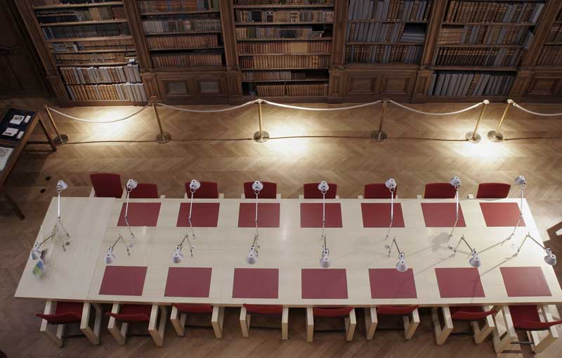 La salle de lecture du second niveau, vue depuis la galerie. Détail : les tables.