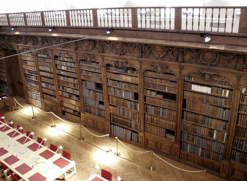 La salle de lecture du second niveau, vue depuis la galerie.