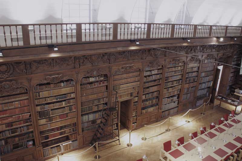 La salle de lecture du second niveau, vue depuis la galerie.