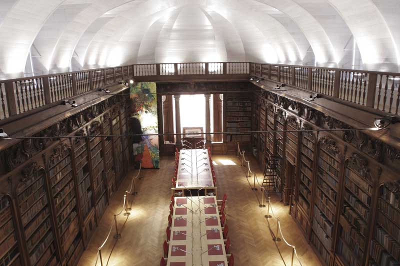 La salle de lecture du second niveau, vue depuis la galerie.