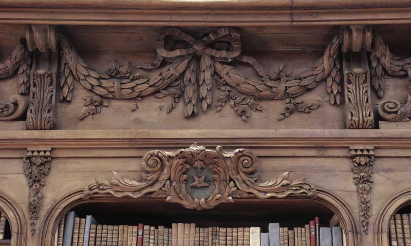 Etagère - bibliothèque de la salle du 1er étage, détail de l'entablement à balustrades.