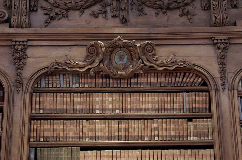 Etagère - bibliothèque de la salle du 1er étage, détail : baie en anse de panier garnissant l'entablement.