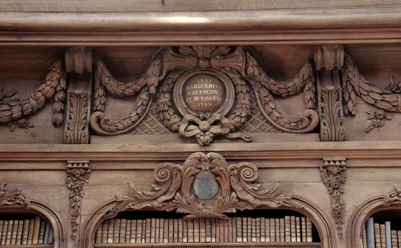 Etagère - bibliothèque de la salle du 1er étage, entablement à balustrades. Détail : médaillon de Marguerite d'Alençon et de Navarre (1492-1549).