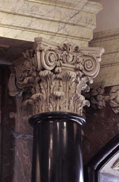 Vue intérieure : détail d'une colonne corinthienne (escalier).