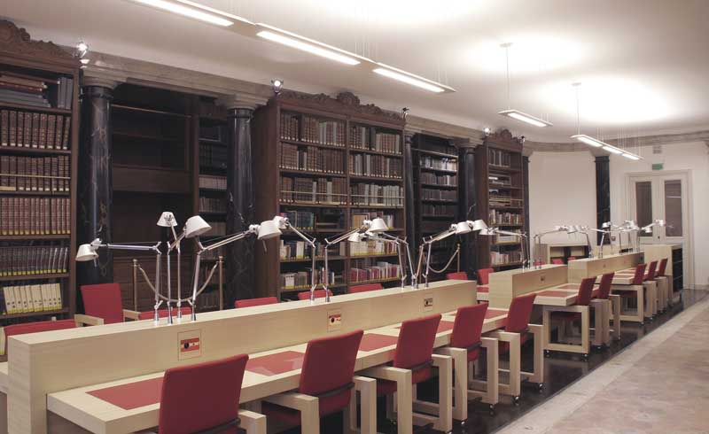 Salle de lecture du rez-de-chaussée et son mobilier.