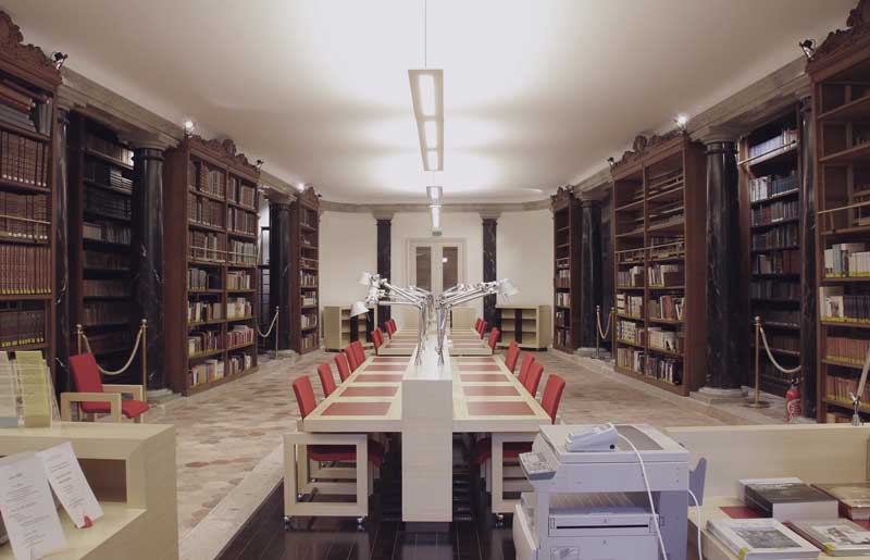 Salle de lecture du rez-de-chaussée et son mobilier.