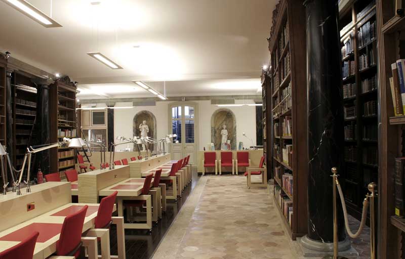 Salle de lecture du rez-de-chaussée et son mobilier.