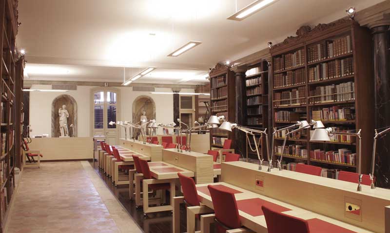 Salle de lecture du rez-de-chaussée et son mobilier.