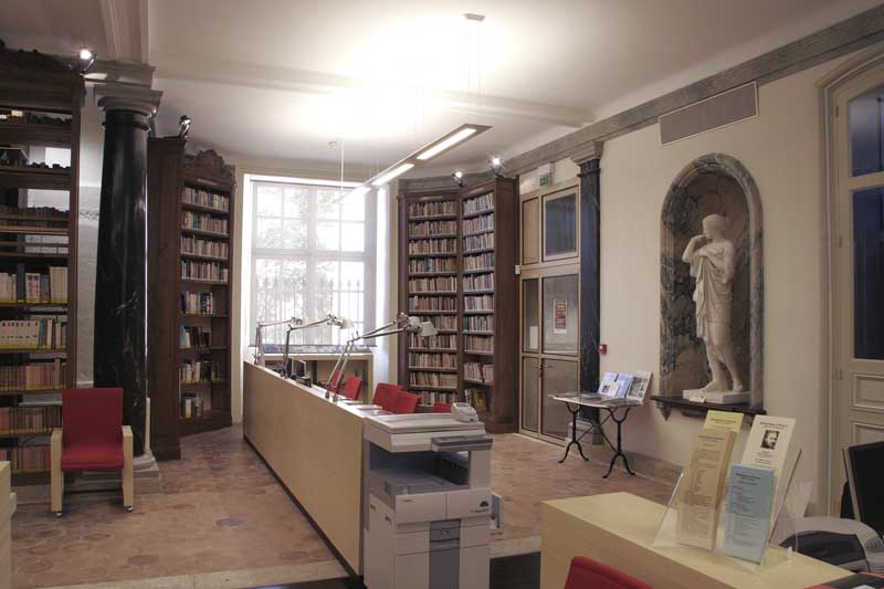 Salle de lecture du rez-de-chaussée, banque d'accueil.