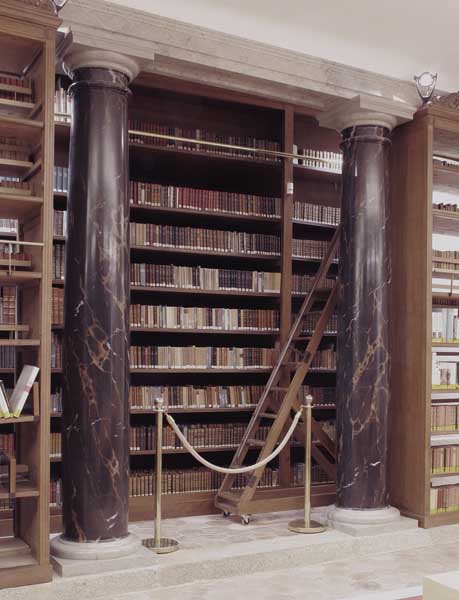 Salle de lecture du rez-de-chaussée. Détail d'une étagère - bibliothèque.