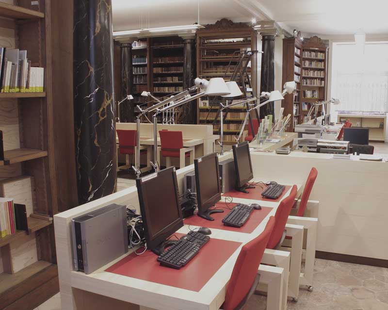 Salle de lecture du rez-de-chaussée. Détail du mobilier.