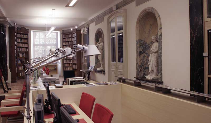 Salle de lecture du rez-de-chaussée et son mobilier.