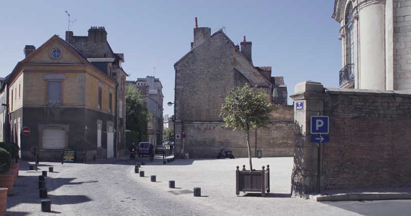 Vue de situation de la bibliothèque : la rue du Collège, ancienne rue du Marché-aux-Porcs. Vue prise du nord-ouest.