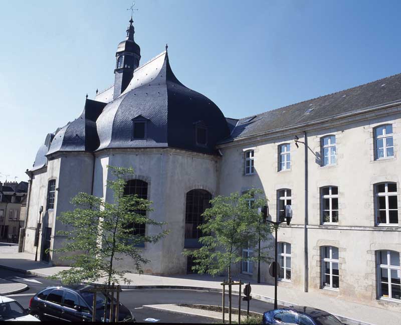 Façade occidentale de l'église, dont le chevet est encastré dans les bâtiments du XIXe siècle.