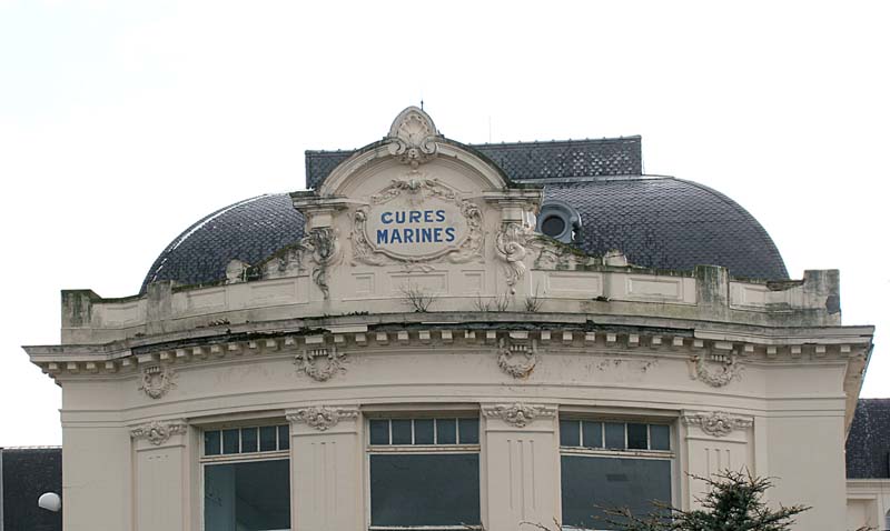 Aile ouest, détail, fronton.