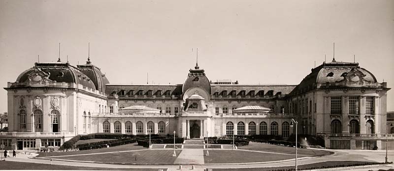 'Trouville. Le Casino. Vue d''ensemble prise du nord depuis la promenade des Planches.- Photographie ancienne, H. Baranger, n.d., vers 1938. Tirage original sur papier, n. et b., 23,8 x 18 cm. (Musée municipal, Villa Montebello, Trouville-sur-Mer. 000.1.991).'