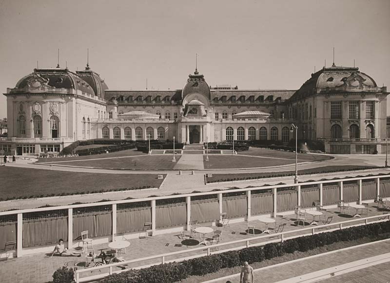 Trouville. Le casino vu depuis la piscine. Vue prise du nord.- Photographie ancienne, H. Baranger, 1938. Tirage original sur papier, n. et b., 22,4 x 16,7 cm. (Musée municipal, Villa Montebello, Trouville-sur-Mer. 000.1.338).