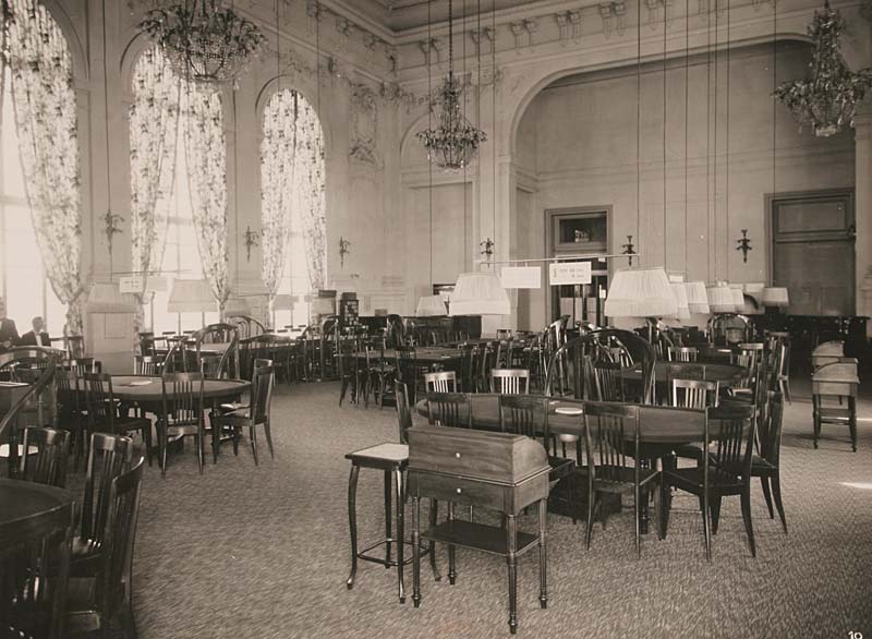 Une salle de jeux du casino de Trouville (ancienne salle des fêtes).- Photographie ancienne, H. Baranger, 1938. Tirage original sur papier, n. et b., 16,7 x 22,4 cm. (Musée municipal, Villa Montebello, Trouville-sur-Mer. 000.1.342).