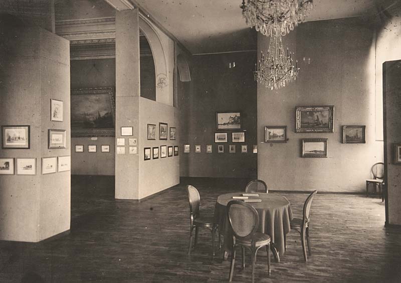 Le musée du casino.- Photographie ancienne, n.s., 31 juillet 1937. Tirage original sur papier, n. et b., 16,8 x 11,9 cm. (Musée municipal, Villa Montebello, Trouville-sur-Mer. 000.1.346).