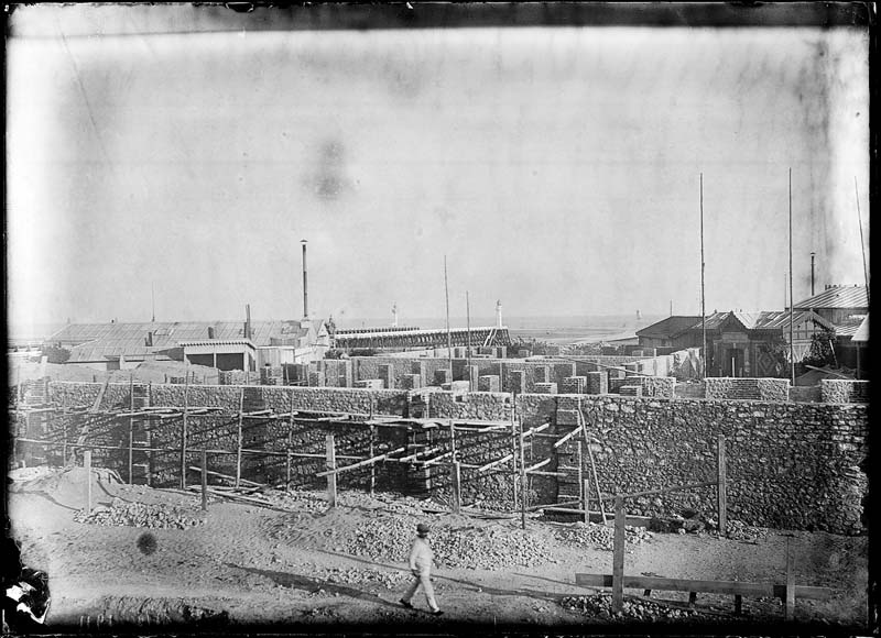 'Chantier de construction. Casino de Trouville. Vue prise des bains.- Photographie ancienne, n.s., 11 juillet 1911. Tirage n. et b. d''après plaque de verre, gélatino-bromure d''argent (négatif), 13 x 18 cm. (Musée municipal, Villa Montebello, Trouville-sur-Mer. 006.1.1).'