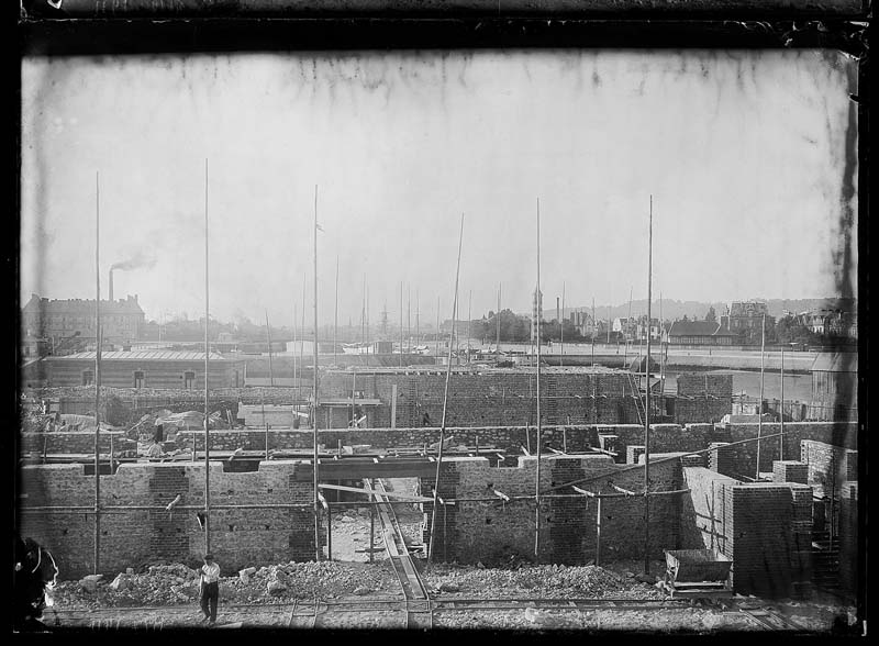 'Chantier de construction. Casino de Trouville. Vue prise de l''Eden.- Photographie ancienne, n.s., 11 juillet 1911. Tirage n. et b. d''après plaque de verre, gélatino-bromure d''argent (négatif), 13 x 18 cm. (Musée municipal, Villa Montebello, Trouville-sur-Mer. 006.1.2).'